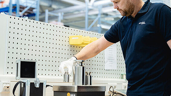 由我们的工作人员校准台秤