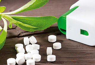  Białe prasowane tabletki miętowe z pojemnikiem i liściem ment