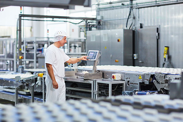 a man at a production site who operates a weight indicator Combics® 2 Ex (CAIXS2)